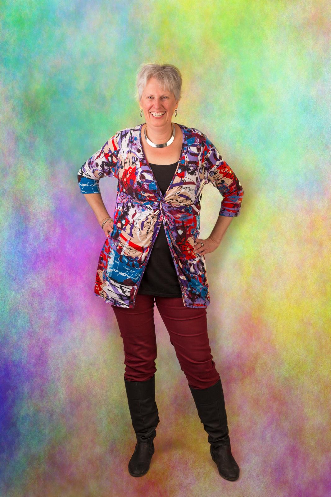Simone-Nicole Schurian staand in haar kantoor